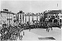 Colonna di prigionieri in piazza del Santo dove non c'è il Gattamelata
